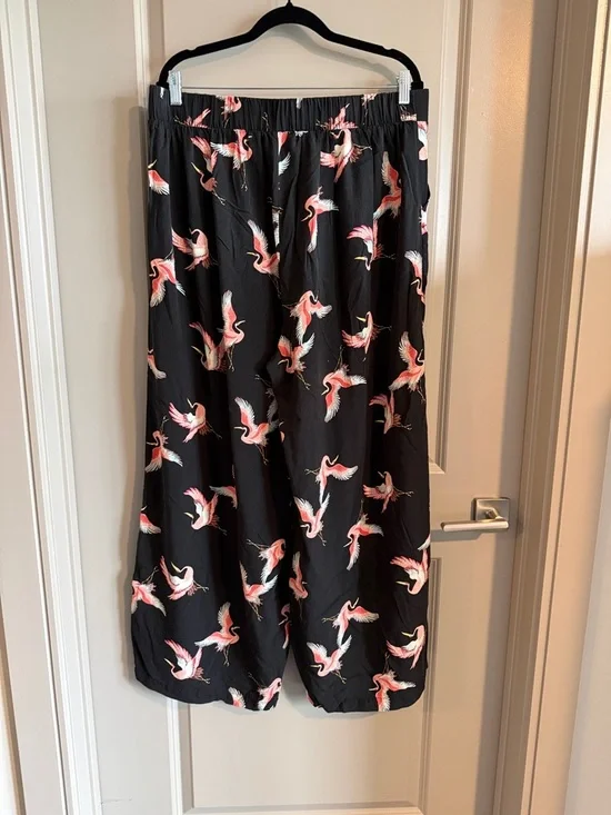 torrid Black Wide-Leg Pants with Pink Crane Print - Picture 2 of 4